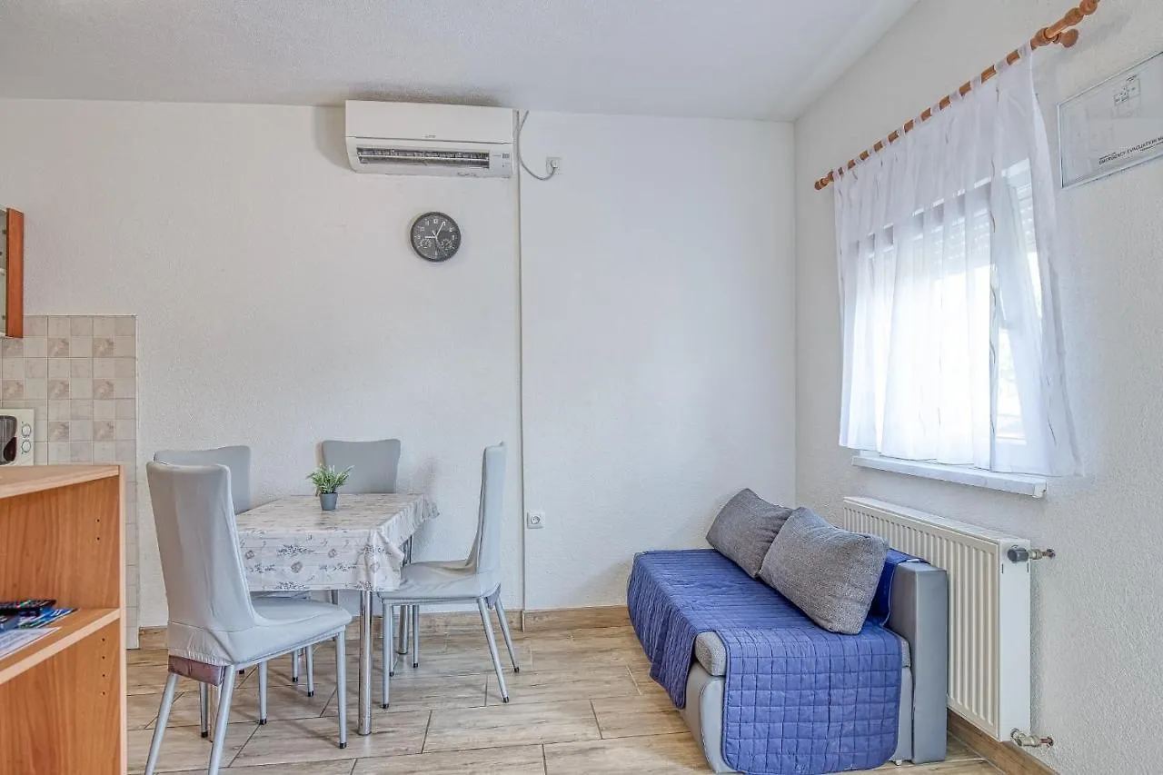 Apartments Danka With Shared Pool Pula 3*,  Kroatien