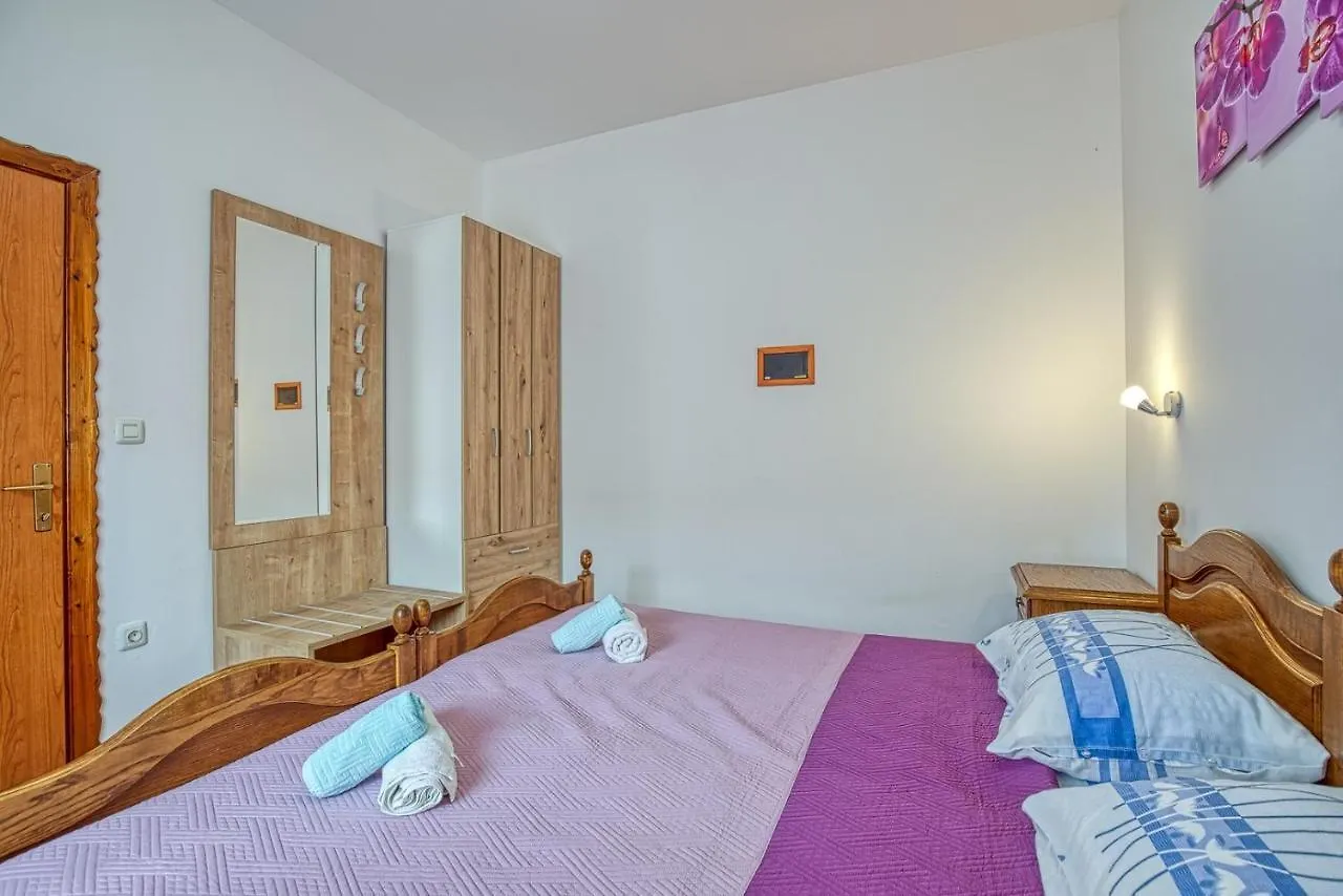 Apartments Danka With Shared Pool Pula 3*,  Kroatien